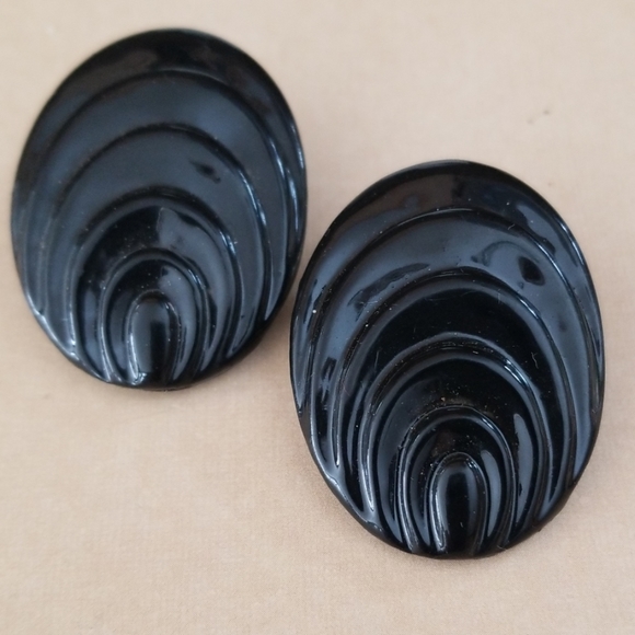 Vintage 1950s Mid Century Black Acrylic Clip Earrings - Picture 7 of 12